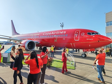 Ernesto De León, detrás del avión que llevará a Panamá al Mundial