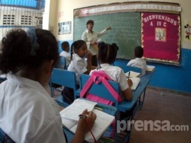 En medio de protestas, los docentes celebran su día
