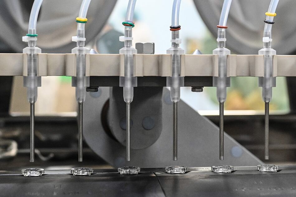 Países ricos acaparan la mitad del futuro suministro de la vacuna Covid-19, dice Oxfam