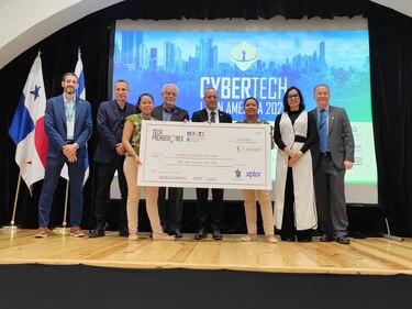 Tres estudiantes ganan concurso aplicando inteligencia artificial para monitorear apiarios