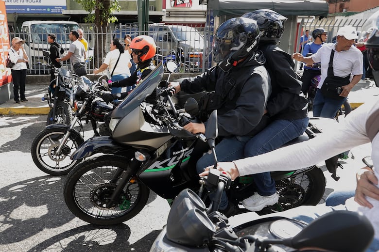 María Corina Machado fue forzada a grabar videos durante su retención en Caracas; advierte su equipo de campaña