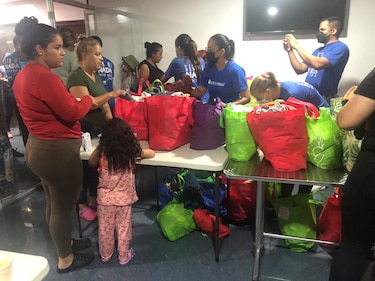 Migrantes están varados en Panamá: un grupo pernoctó en la terminal de Albrook y otro en hoteles
