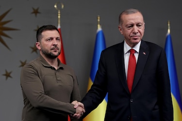 El presidente turco dice ante Zelenski que Ucrania ‘merece entrar en la OTAN’
