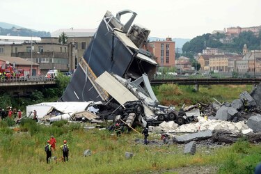 Al menos 22 muertos por derrumbe de un puente de autopista en Italia