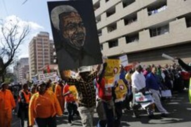 Miles de personas se manifiestan en Sudáfrica contra la xenofobia