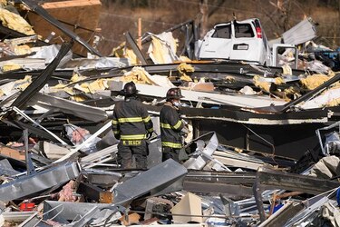 Devastadores tornados dejan más de 80 muertos en cinco estados de Estados Unidos