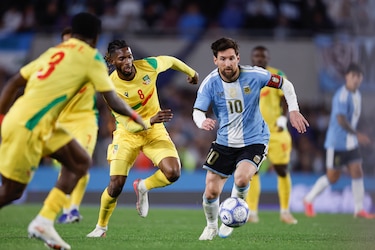 Messi marca de penalti su gol 126 con Argentina y eleva a 3-0 el triunfo ante Benín
