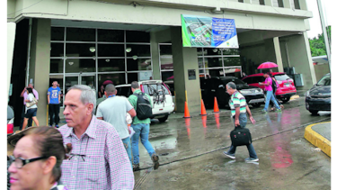 Orden y pocas filas en primer día de trámite migratorio
