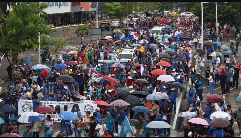 Un mes de huelga docente: estudiantes del sector oficial siguen esperando a sus profesores y maestros