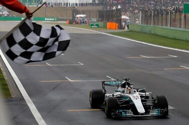 Hamilton gana su quinto Gran Premio de China; Vettel termina segundo