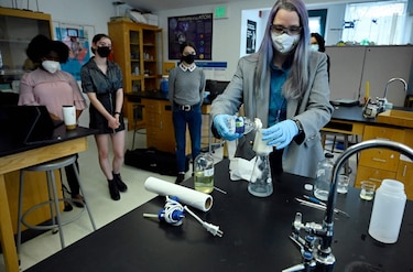 Estudiantes de Estados Unidos diseñan filtro de bajo costo para eliminar plomo del agua
