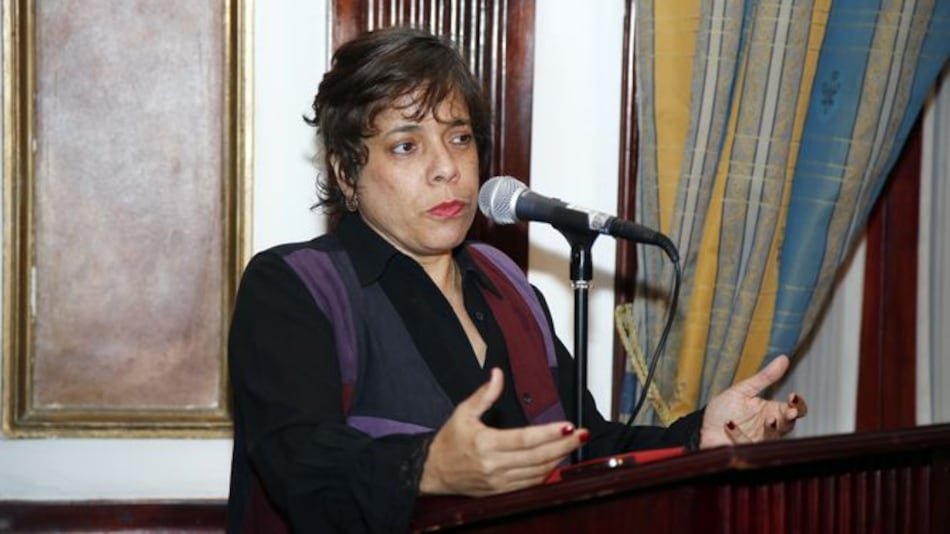 Poetisa panameña Lil Marie Herrera, galardonada por poemas de juegos sesudos y anécdotas delirantes