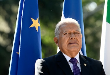 Régimen de Ortega nacionaliza nicaragüense al expresidente Sánchez Cerén, acusado de corrupción