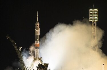 Soyuz se dirige a estación espacial con tres astronautas a bordo