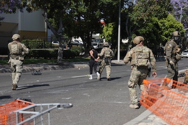 ‘Qué vergüenza’, grito unísono de los manifestantes en Los Ángeles por redadas migratorias