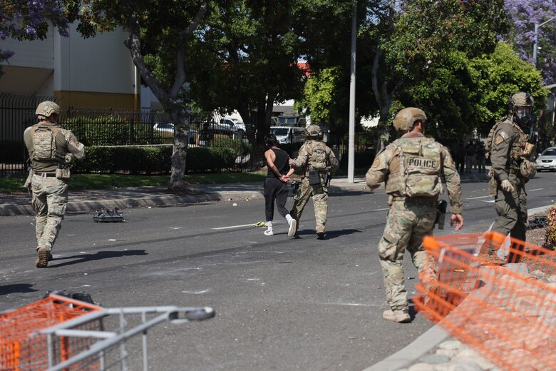 ‘Qué vergüenza’, grito unísono de los manifestantes en Los Ángeles por redadas migratorias