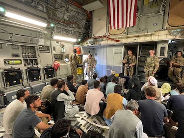 Estados Unidos dice que talibanes violan la promesa de permitir acceso de afganos al aeropuerto de Kabul