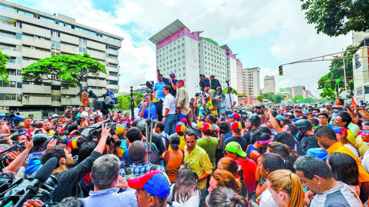 Henrique Capriles se dirige a la multitud que pidió, una vez más, la salida del poder de Nicolás Maduro.