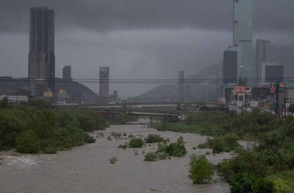 Alberto, la primera tormenta tropical atlántica de 2024, se mueve sobre el noreste de México