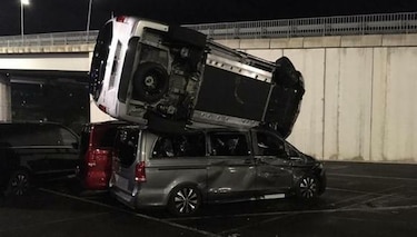 Enfadado con Mercedes, un ex empleado destruyó 50 vehículos con una excavadora