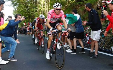 Dumoulin gana etapa y se aleja