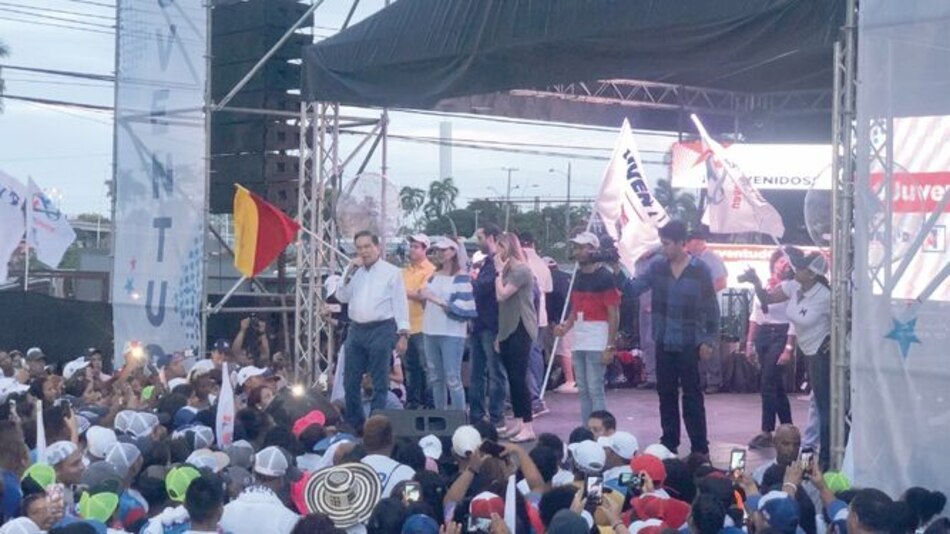 Comida, transporte y ‘souvenirs’ para los jóvenes que quiere conquistar el PRD