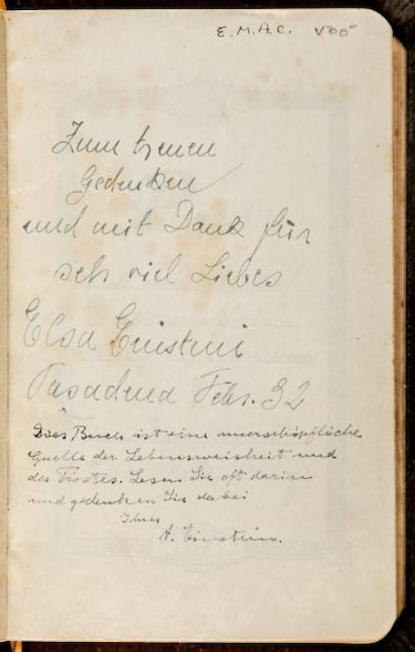 Una biblia firmada por Einstein, subastada por $68 mil 500 en Nueva York