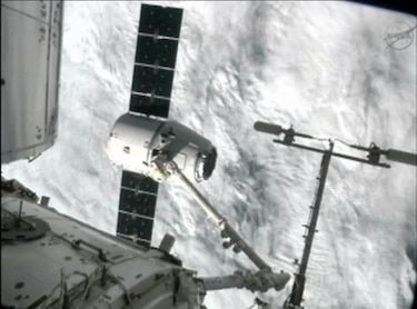 El vehículo de carga Dragon atraca en la Estación Espacial Internacional