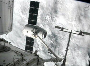 El vehículo de carga Dragon atraca en la Estación Espacial Internacional