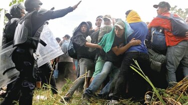 Centenares de migrantes se reagrupan en límite fronterizo