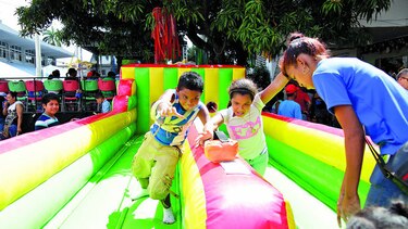 Niños de Fanlyc gozan la Navidad