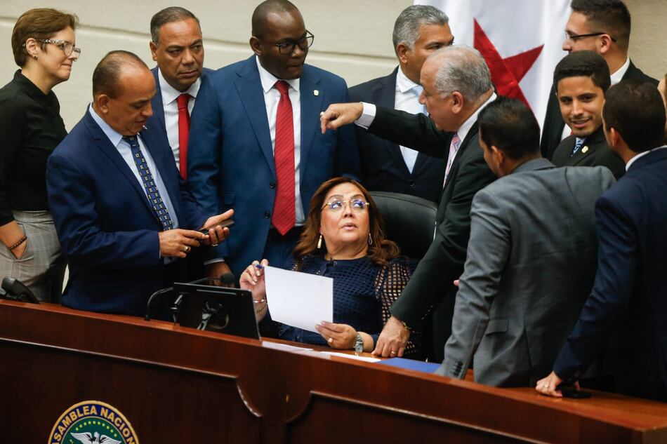 Ministra Molinar defiende ante la Asamblea la compra de ‘laptops’ para estudiantes y docentes