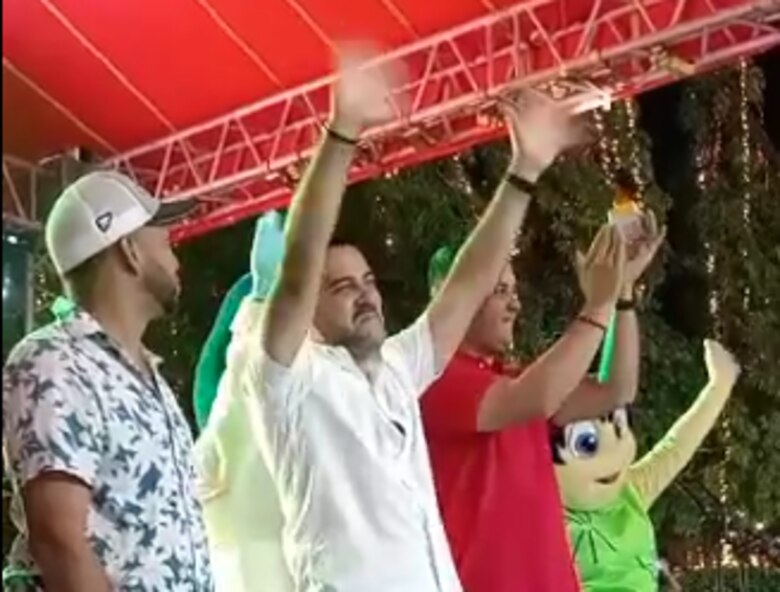 Alcalde de David inaugura alumbrado navideño antes de hacer la licitación