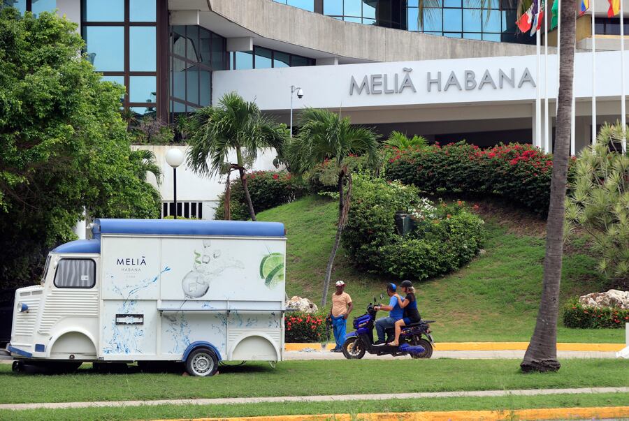Fotografía que muestra la fachada de un edificio de la cadena hotelera española Meliá en La Habana (Cuba). EFE/ Ernesto Mastrascusa