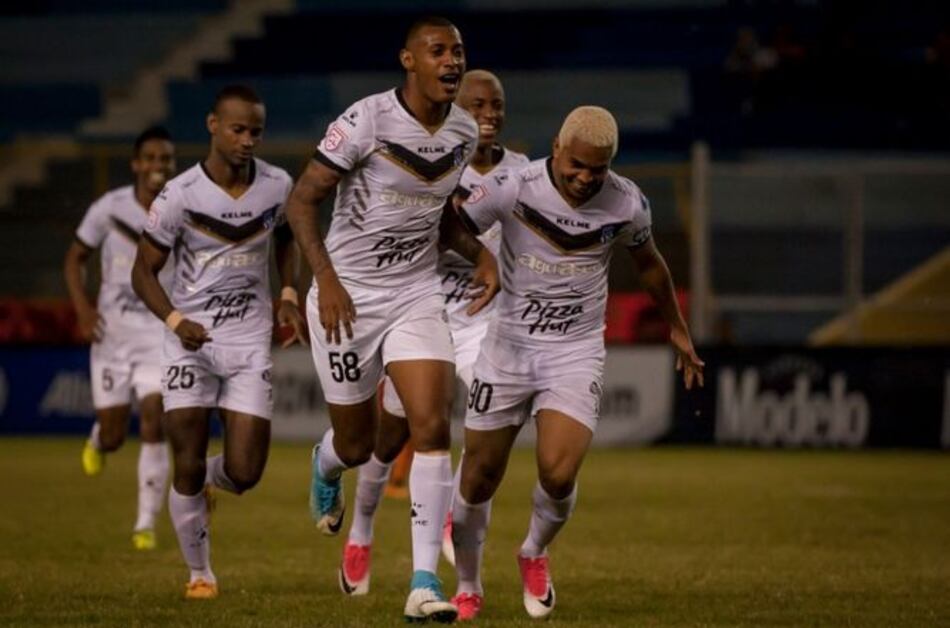 Carlos Small pone al Árabe Unido con un pie en la semifinal