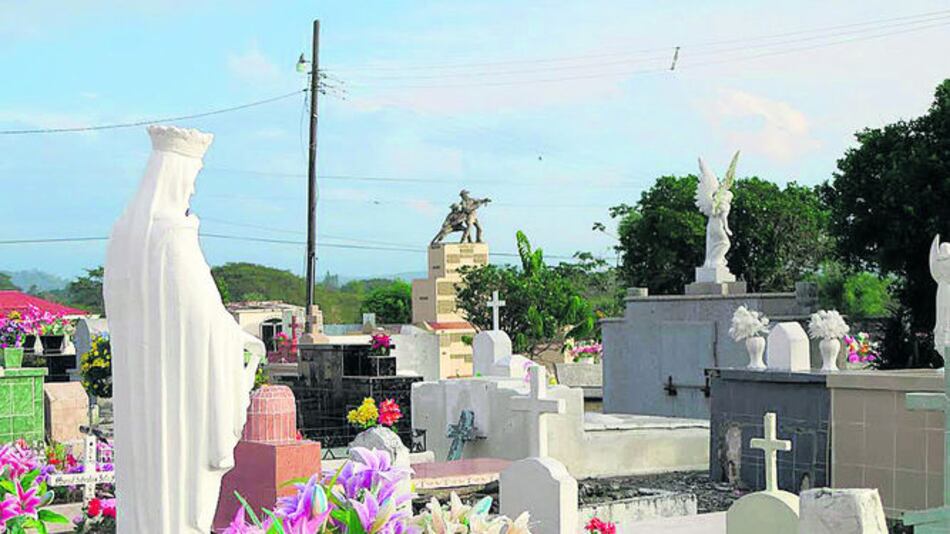 ‘Cuidadores de tumbas’ aparecen en cementerios