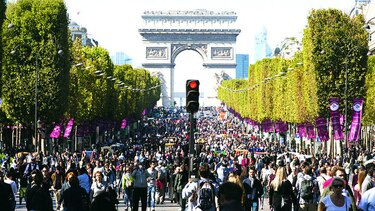 París vivió ayer su primer día sin carros