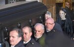 Amigos acompañan a Celine Dion en funeral de su esposo