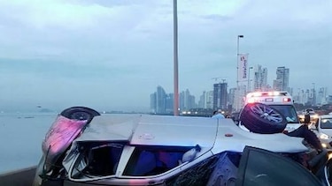 Corredor Sur: rescatan a conductor que cayó al mar