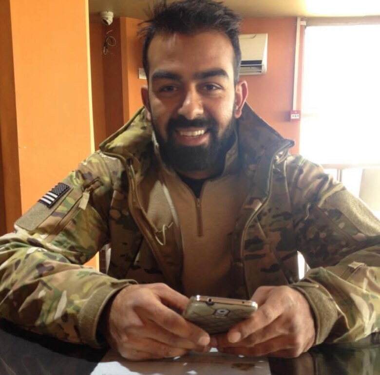 Sammi y Safi, la historia de amor entre un musulmán y una judía que se gestó mientras rescataban personas de las manos del Talibán