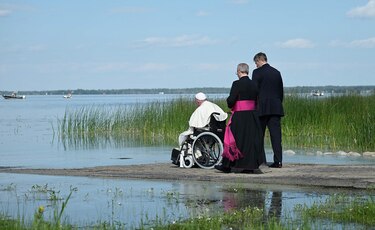 El papa Francisco, en el lago sagrado de los indígenas canadienses