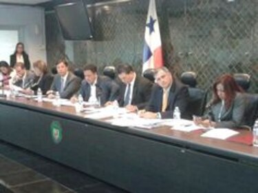 Aprueban en primer debate proyecto de ley que prohíbe a restaurantes incluir propinas en las facturas