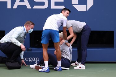 Djokovic fue descalificado del Abierto de Estados Unidos por lanzar pelota contra jueza de línea