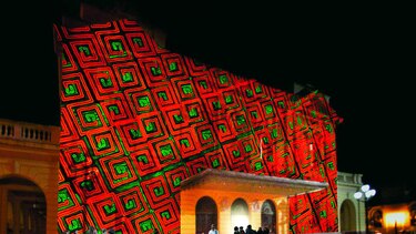 Luces en la fachada del Teatro Nacional