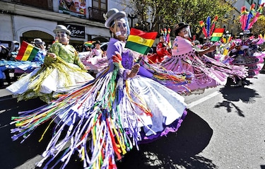 Entre música y coloridos trajes, bolivianos reivindican danza andina en disputa con Perú