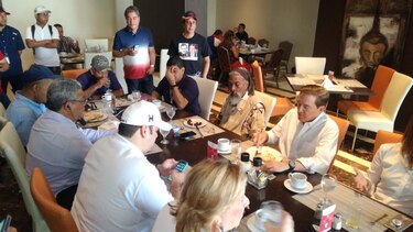 Culto, desayuno y promesas, así arrancaron las primarias del PRD