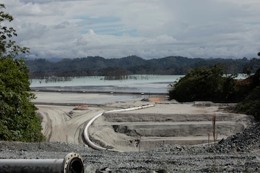 Piden sanciones penales y civiles contra el ministro de Ambiente por extracción de oro de la minera