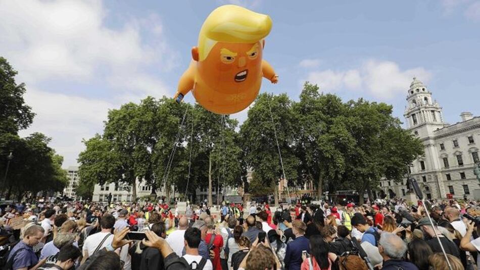 Miles marchan en Londres en protesta por la visita de Trump