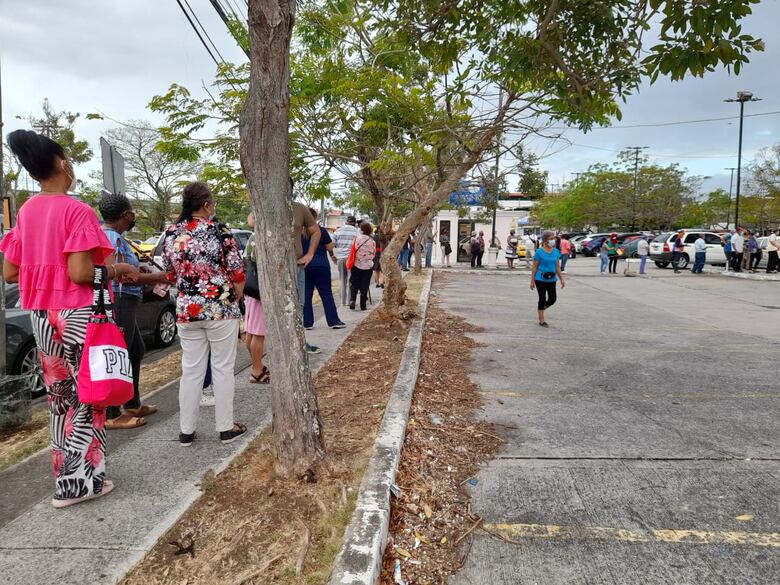 Asegurados acuden al hospital Susana Jones Cano para citas de Radiología y salen con las manos vacías