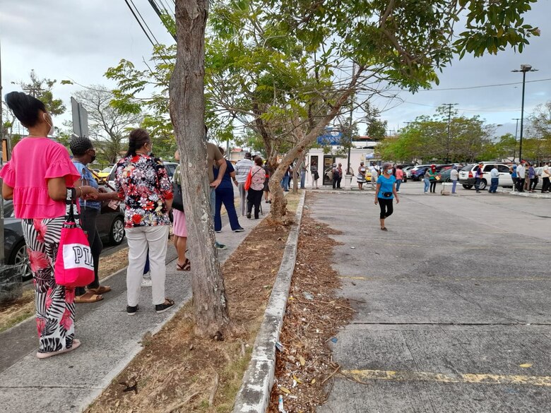 Asegurados acuden al hospital Susana Jones Cano para citas de Radiología y salen con las manos vacías